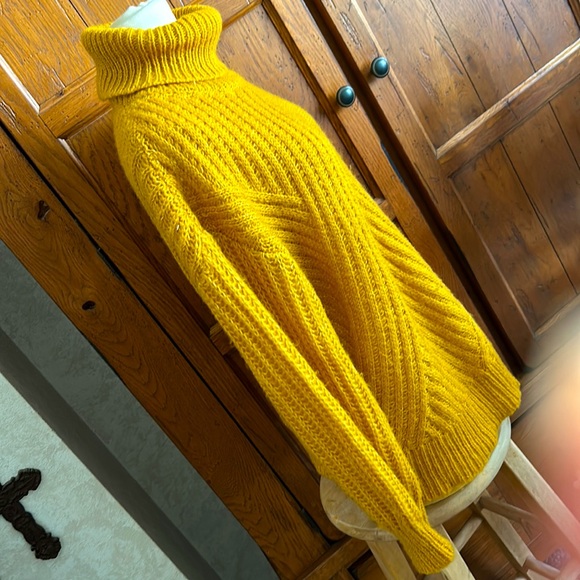 Hem & Thread TURTLENECK SWEATER🌻Perfect FALL🍁Golden Mustard color Size Medium - Picture 2 of 8